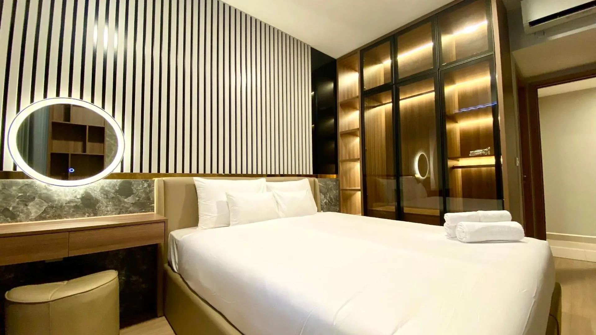 Soho Apt - Luxury Stay, Next To Benthanh Market Ho Chi Minh-stad 0*,  Vietnam